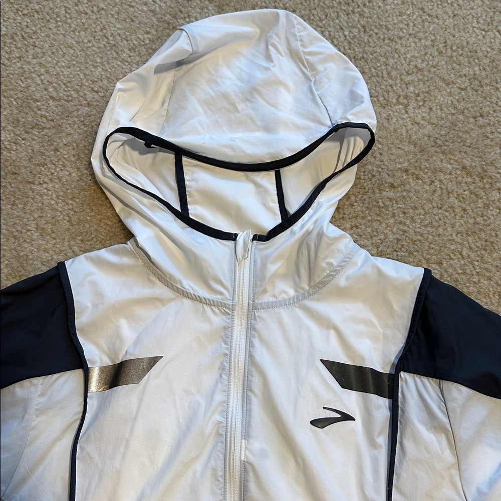 Brooks Run visible jacket - image 2